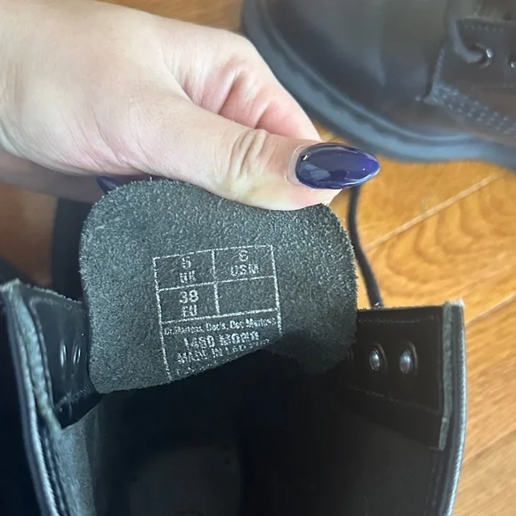 Black Dr Marten boots - Picture 7 of 7